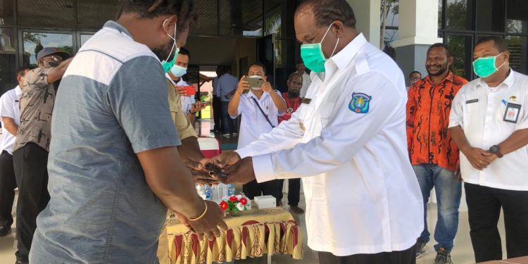 Bumdes Klaben Terima Bantuan Mobil Angkutan