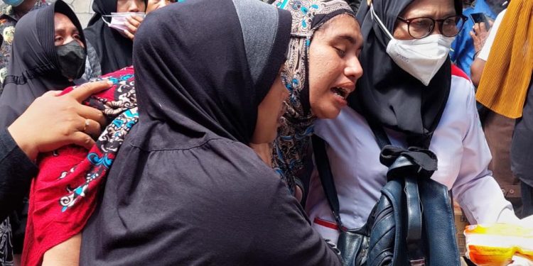 Isak Tangis Keluarga Lepas Kepergian Almarhum Khani Rumaf