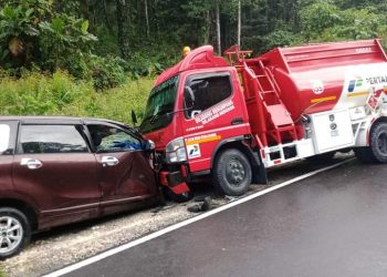 Avanza ‘Cium’ Truk Pertamina