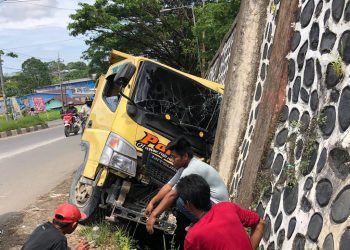Hindari Tronton, Truk Hantam Tembok