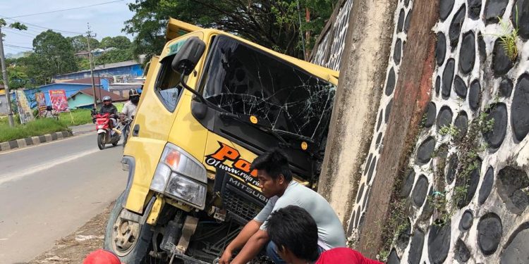 Hindari Tronton, Truk Hantam Tembok