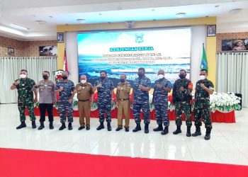 KRI Teluk Wondama Dikukuhkan Secara Adat