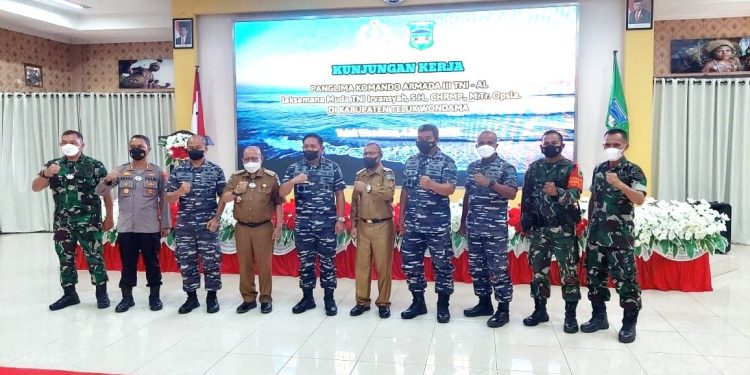 KRI Teluk Wondama Dikukuhkan Secara Adat