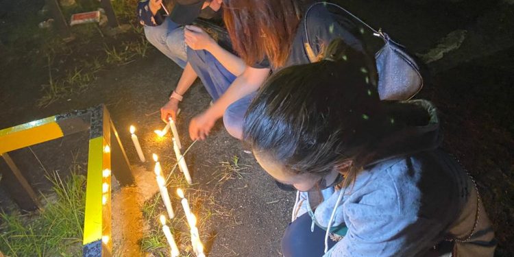 Berkabung, Komunitas Seniman Bakar Lilin