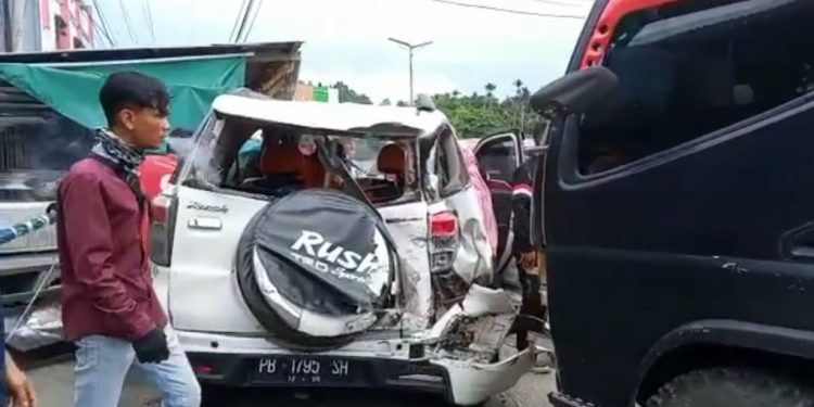 Tabrakan Beruntun, Truk Hajar 2 Mobil-3 Motor