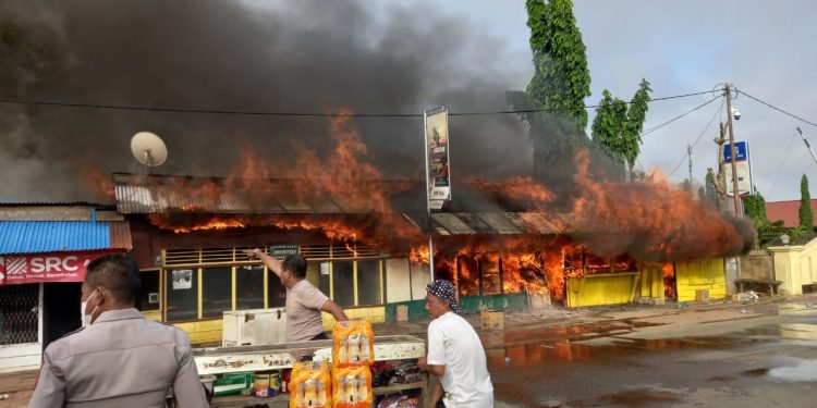 Tiga Kios dan Warung Ludes Dilahap Api