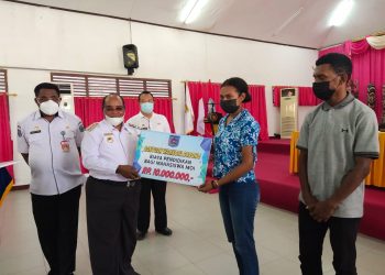 Wali Kota Serahkan Beasiswa 184 Mahasiswa Moi
