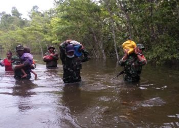 Prajurit Korem 182/JO Fakfak Bantu Korban Banjir di Distrik Bahamdandara