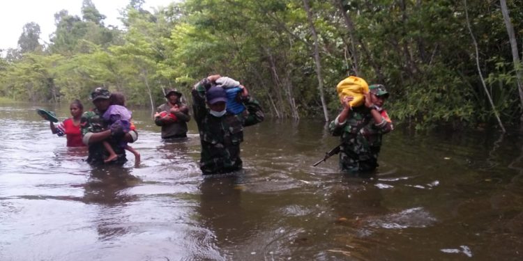 Prajurit Korem 182/JO Fakfak Bantu Korban Banjir di Distrik Bahamdandara