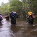 Prajurit Korem 182/JO Fakfak Bantu Korban Banjir di Distrik Bahamdandara