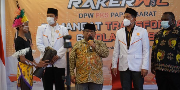 DR. H. Thamrin Payapo saat membuka kegiatan Rakerwil PKS Papua Barat