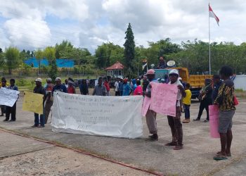 Masyarakat Klamono Demo Tolak Pemaksaan Vaksin