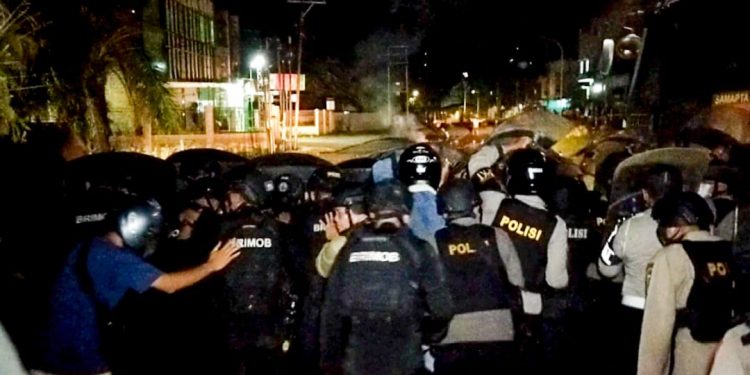 Massa Bakar Ban di Tengah Jalan