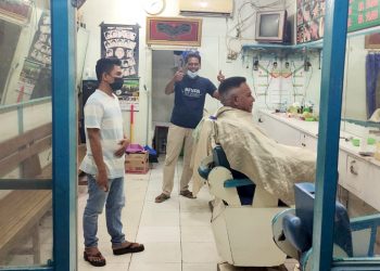 Cerita Dua Pemangkas Rambut Layani  Komjen Pol (Purn) Drs Paulus Waterpauw