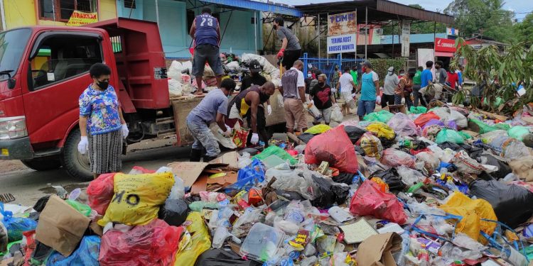 Warga Klademak Gotong Royong Bersihkan Lingkungan
