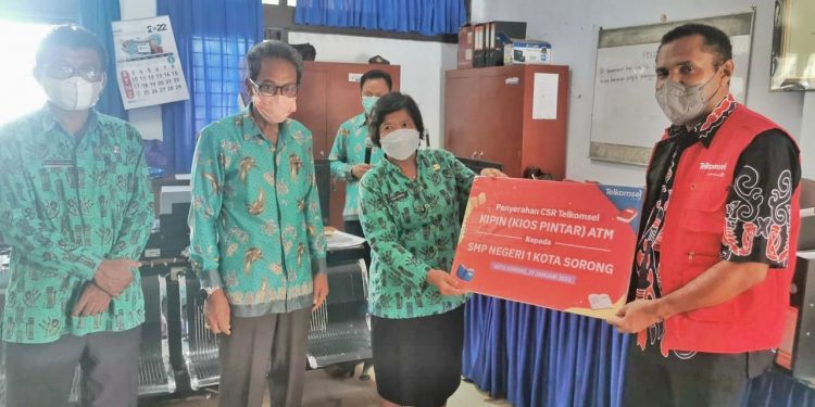 Telkomsel Serahkan CSR Platform Digital Library KIPIN