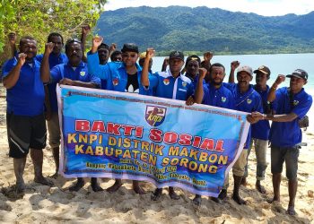 KNPI Distrik Makbon Bersihkan Pulau Um