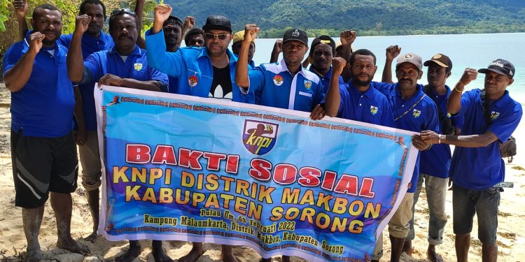 KNPI Distrik Makbon Bersihkan Pulau Um