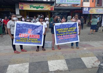 Bagikan Bunga Mawar Tolak Rasisme