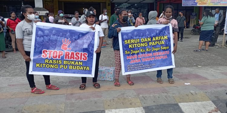 Bagikan Bunga Mawar Tolak Rasisme