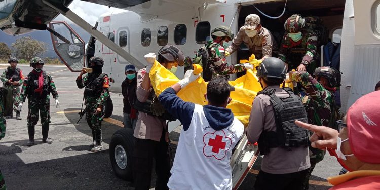 4 Helikopter Evakuasi 8 Jenazah Korban KKB