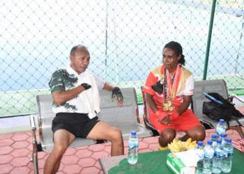 Pangdam XVIII/Kasuari (kiri) duduk bersama Christina Marwam Jembay (kanan), petinju yang meraih medali emas di PON XX Papua tahun 2021 lalu.