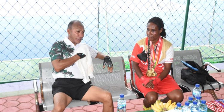 Pangdam XVIII/Kasuari (kiri) duduk bersama Christina Marwam Jembay (kanan), petinju yang meraih medali emas di PON XX Papua tahun 2021 lalu.