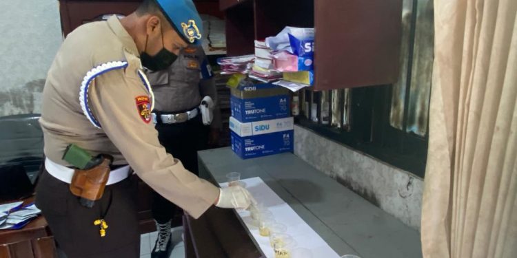 14 Anggota Satnarkoba Periksa Urine Mendadak