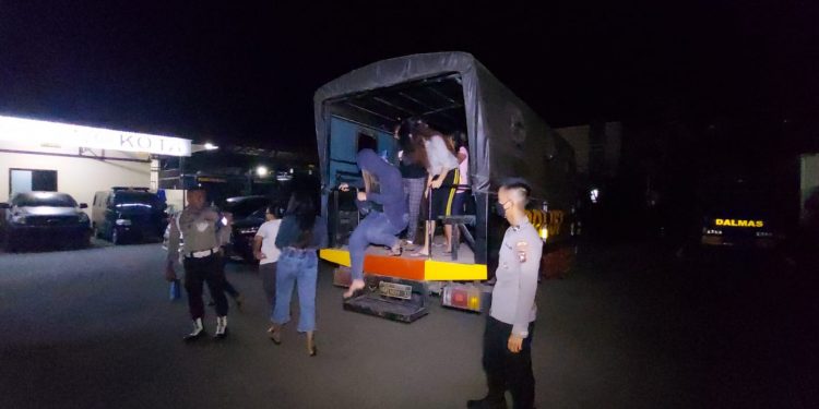 Puluhan Pramuria Dibawa ke Mapolres