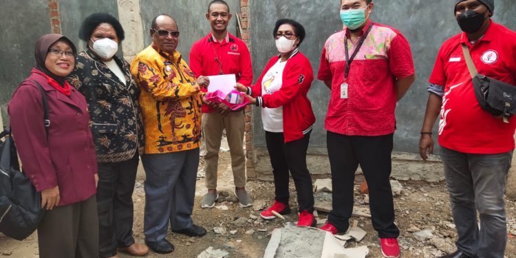 Wali Kota Serahkan Bantuan Uang Tunai dan Material