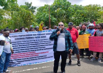 Massa Minta Perpanjangan Jabatan Gubernur Papua Barat