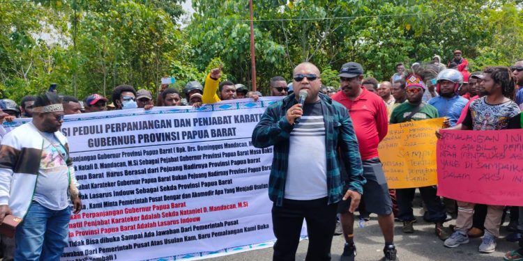 Massa Minta Perpanjangan Jabatan Gubernur Papua Barat