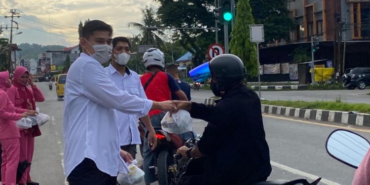 Satreskrim Polres Sorkot Bagi Takjil