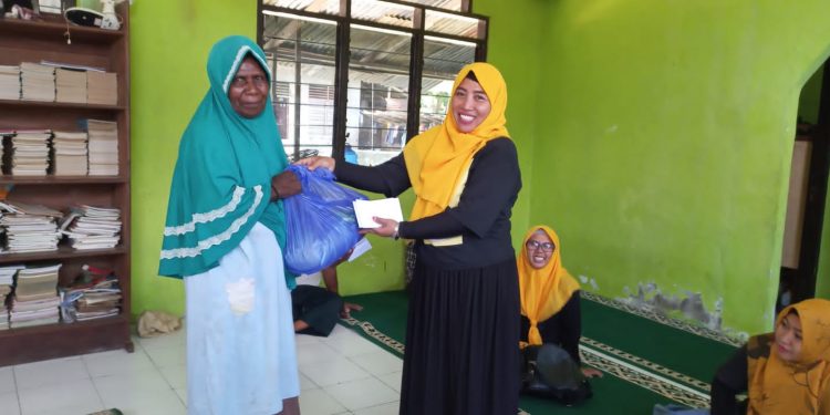 MT Al Muizz Salurkan Paket Sembako di Kampung Arar dan Klalin 1