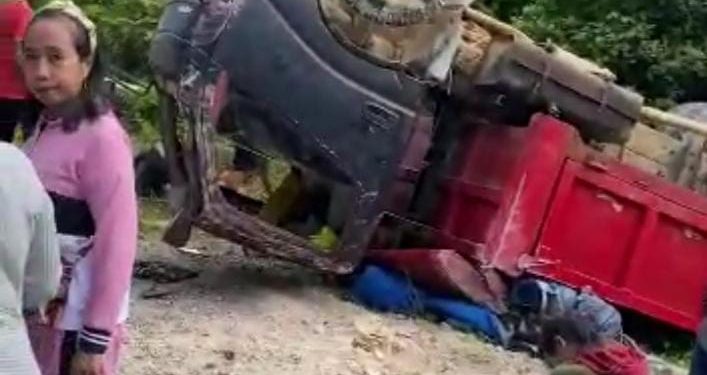 Truk Terbalik di Tanjakan Satu Kilo Distrik Ayamaru
