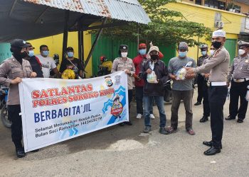 Bagikan Takjil Sekaligus Sosialisasi Tertib Lantas