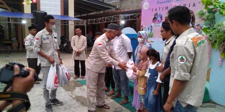 Pemuda Ikaswara Bawa Anak Yatim Belanja di Ramayana