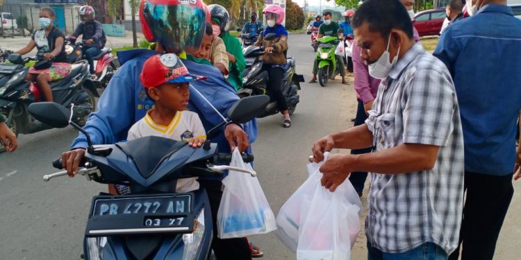 BP JAMSOSTEK Bagikan Ratusan Takjil