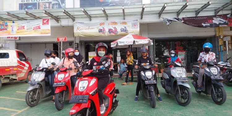Komunitas Genio Konvoi Sambil Baksos