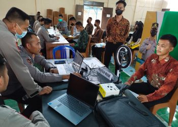JUHRA/RADAR SORONG Suasana pengukuran tinggi badan Casis Anggota Polri pada Posko Penerimaan Terpadu Anggota Polri Polres Sorong Kota tahun 2022.