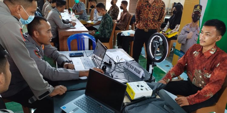 JUHRA/RADAR SORONG Suasana pengukuran tinggi badan Casis Anggota Polri pada Posko Penerimaan Terpadu Anggota Polri Polres Sorong Kota tahun 2022.