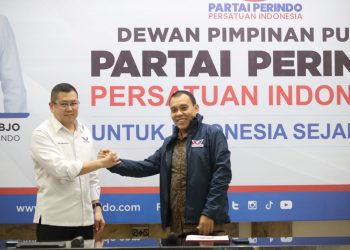 Jabat tangan erat Ketua Umum Partai Perindo Hary Tanoesoedibjo (kiri) bersama Wakil Ketua Umum Partai Perindo Boyke Novrizon (kanan). (istimewa)