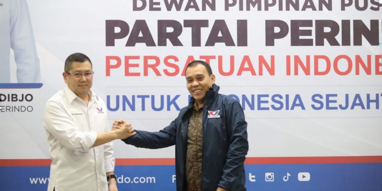 Jabat tangan erat Ketua Umum Partai Perindo Hary Tanoesoedibjo (kiri) bersama Wakil Ketua Umum Partai Perindo Boyke Novrizon (kanan). (istimewa)