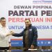 Jabat tangan erat Ketua Umum Partai Perindo Hary Tanoesoedibjo (kiri) bersama Wakil Ketua Umum Partai Perindo Boyke Novrizon (kanan). (istimewa)
