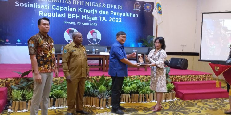 Rico Sia Minta Quota BBM di Papua Barat Ditambah