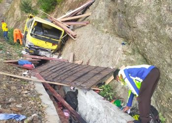 Overload, Truk Tabrak Tebing, 18 Tewas