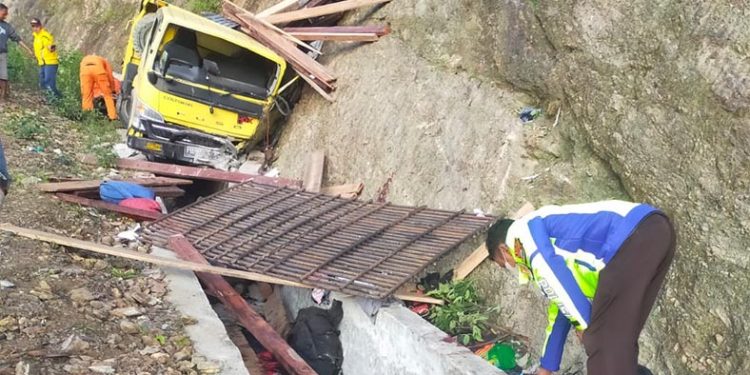 Overload, Truk Tabrak Tebing, 18 Tewas