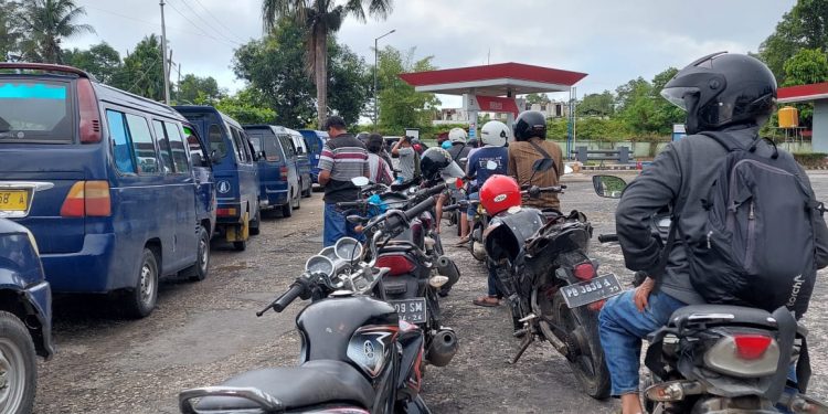 Antre Panjang Demi Penuhi Tangki