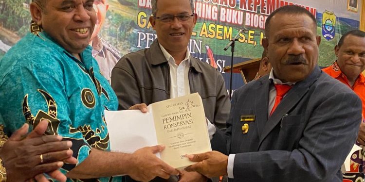 Bupati Tambrauw Gabriel Assem Terbitkan Buku Biografi