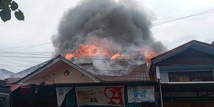Satu Unit Toko Dilalap Si Jago Merah
